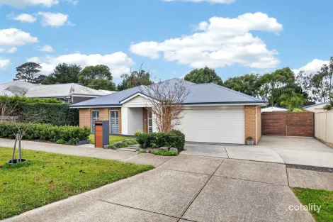 11 DAKOTA AVE, WALLAN, VIC 3756