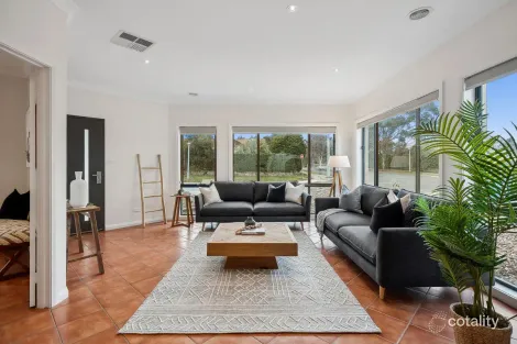 Property photo of 33 Carruthers Street Curtin ACT 2605