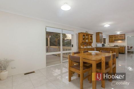 Property photo of 14 Wevlin Close Endeavour Hills VIC 3802