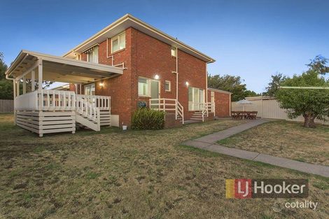 Property photo of 14 Wevlin Close Endeavour Hills VIC 3802
