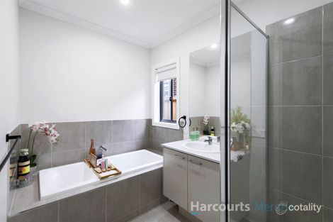 Property photo of 28 Cayenne Way Mickleham VIC 3064