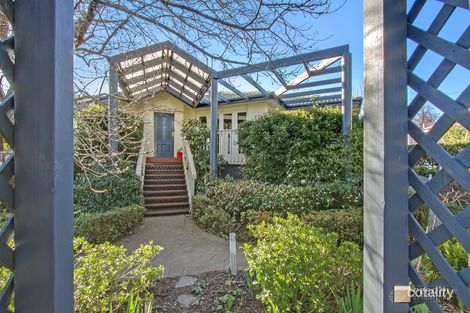 Property photo of 5 Higgs Place Hughes ACT 2605