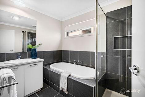 Property photo of 73 Eastlakes Boulevard Lara VIC 3212
