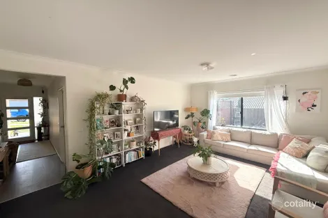 Property photo of 12 County Drive Drouin VIC 3818