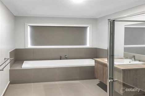 Property photo of 32 Rushmore Way Bonnie Brook VIC 3335