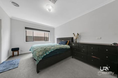 Property photo of 10 Spirited Circuit Craigieburn VIC 3064