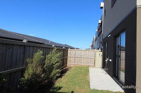 Property photo of 27 Zeta Circuit Cranbourne North VIC 3977