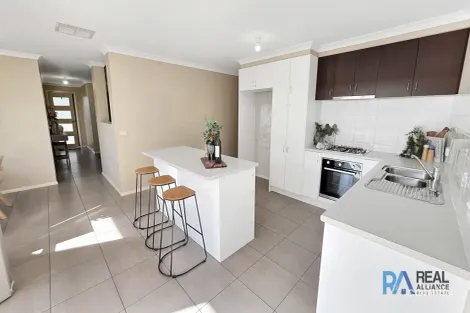 Property photo of 21 Tipperary Circuit Pakenham VIC 3810