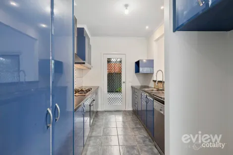 Property photo of 12 Stringybark Close Manor Lakes VIC 3024