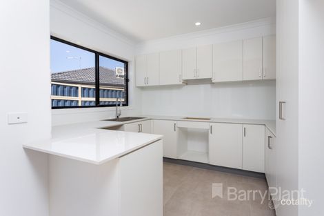 Property photo of 2/32A Wynarka Drive Hoppers Crossing VIC 3029