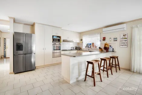 Property photo of 18 Thompson Crescent Roxburgh Park VIC 3064