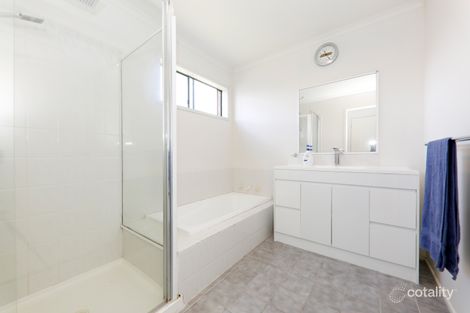 Property photo of 18 Huon Park Road Cranbourne North VIC 3977