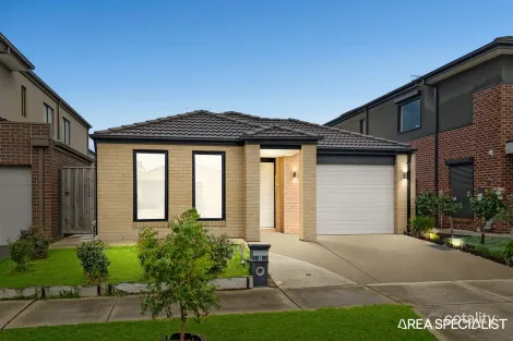 Property photo of 8 Dalziell Crescent Cranbourne North VIC 3977