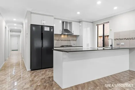 Property photo of 8 Dalziell Crescent Cranbourne North VIC 3977