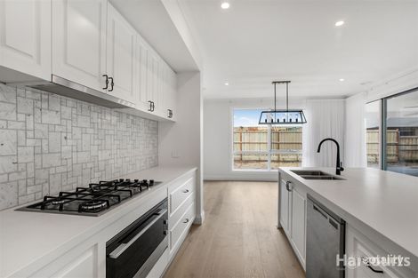 Property photo of 15 McGeown Circuit Cranbourne VIC 3977