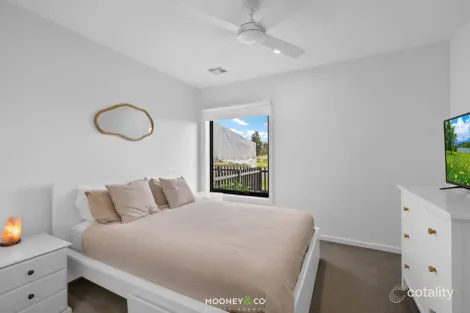 Property photo of 22 Spotted Gum Close Clyde VIC 3978