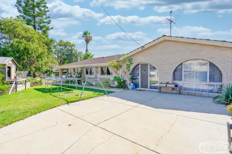 Property photo of 17 Mippi Road Halls Head WA 6210