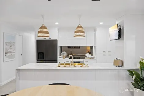 Property photo of 14 Fletcher Crescent Pacific Pines QLD 4211