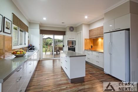 Property photo of 2 Heyington Place Drouin VIC 3818