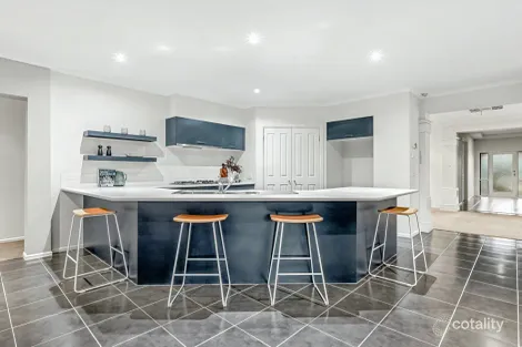 Property photo of 13 Sunhill Way Berwick VIC 3806