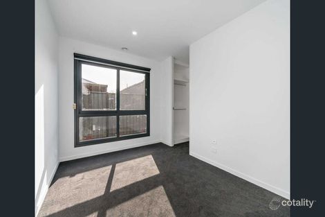 Property photo of 32 Freiberger Grove Clyde North VIC 3978