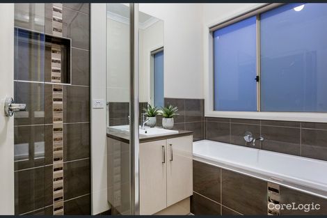 Property photo of 69 Wheelers Park Drive Cranbourne North VIC 3977