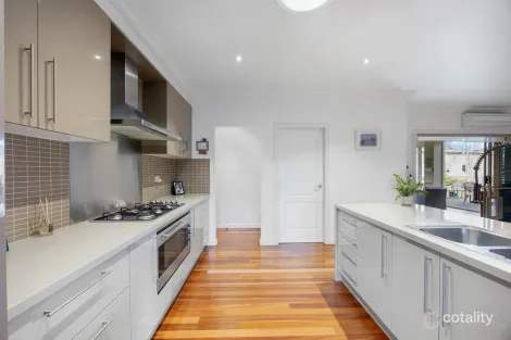 Property photo of 8 Ballymoyer Mews Woodend VIC 3442