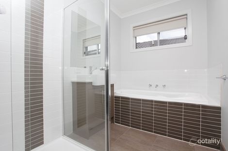 2/9 Weeks Ave, Harkness, VIC 3337