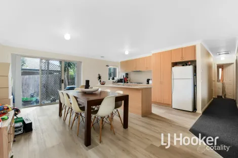 Property photo of 2/27 Silver Gum Drive Pakenham VIC 3810