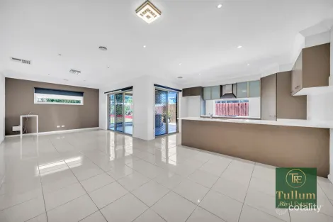 Property photo of 13 Kingsbarn Court Cranbourne VIC 3977