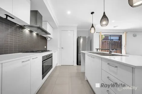 Property photo of 3 Abundance Circuit Clyde VIC 3978