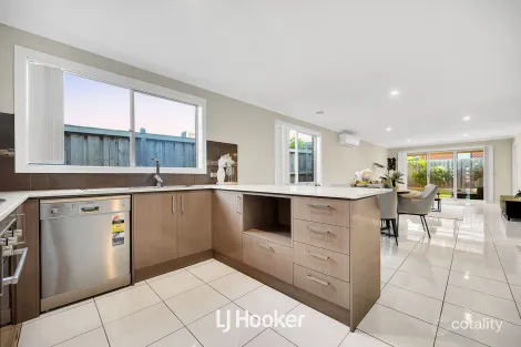 Property photo of 30 Chambers Crescent Cranbourne North VIC 3977