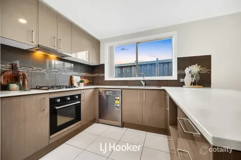 Property photo of 30 Chambers Crescent Cranbourne North VIC 3977