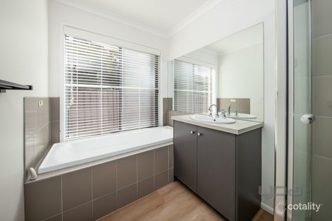 Property photo of 17 Hascombe Drive Caroline Springs VIC 3023