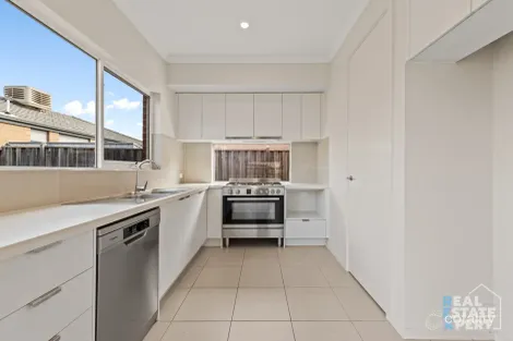 Property photo of 7 Freiberger Grove Clyde North VIC 3978