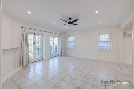 Property photo of 1063 Logan Road Holland Park West QLD 4121