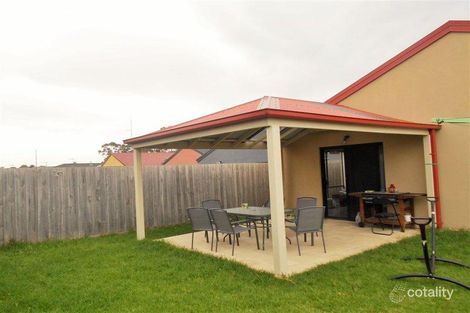 Property photo of 50 Wakenshaw Crescent Pakenham VIC 3810