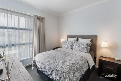 Property photo of 14 Violet Place Craigieburn VIC 3064