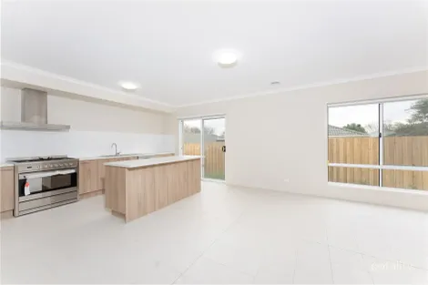 Property photo of 13 Diddley Close Cranbourne East VIC 3977