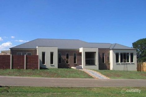 28 Lyndhurst Sq, Drouin, VIC 3818