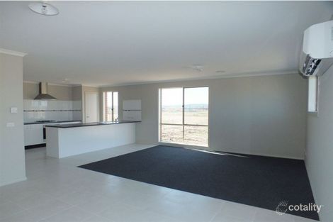 Property photo of 19 Spinebill Court Pakenham VIC 3810
