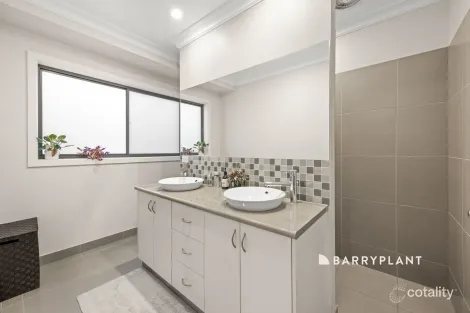 Property photo of 11 Mayfair Drive Drouin VIC 3818