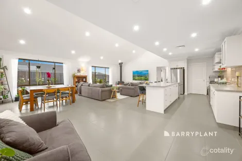 Property photo of 11 Mayfair Drive Drouin VIC 3818