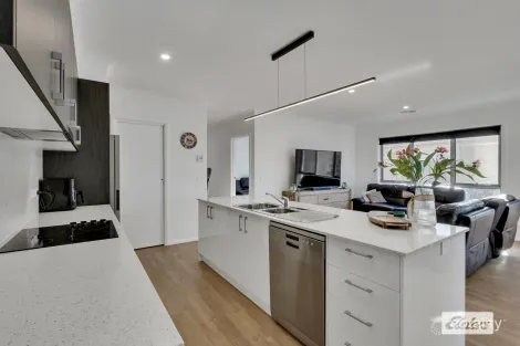 Property photo of 4 Stobie Crescent Leneva VIC 3691