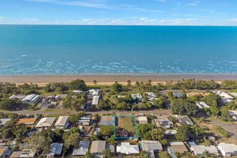 35 Reef St, Saunders Beach, QLD 4818