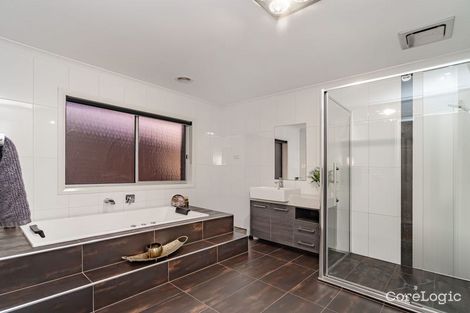 Property photo of 17 Watersedge Way Roxburgh Park VIC 3064