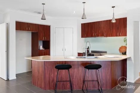 Property photo of 21 Breenview Place Doreen VIC 3754