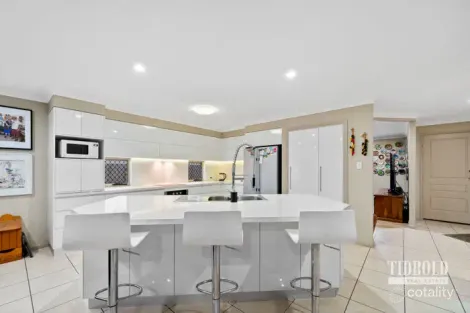 Property photo of 29 Spinnaker Circuit Redland Bay QLD 4165