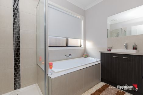 Property photo of 21 Aria Boulevard Fraser Rise VIC 3336
