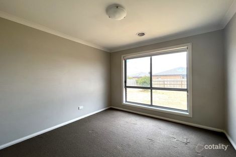 Property photo of 27 Toolern Waters Drive Weir Views VIC 3338